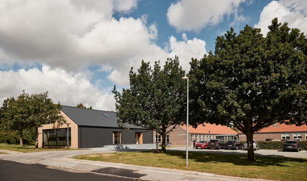 Erweiterung aus Stahl und Holz verschafft der Risskover Bibliothek zusätzlichen Raum „zum Ausleihen“, Risskover Bibliothek - Fortebakken 1, 8240 Risskov, Dänemark